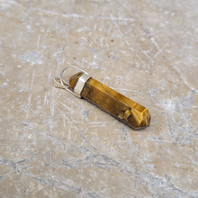 Charger l'image dans la galerie, Pendentif Pointe en Œil du Tigre monté sur argent