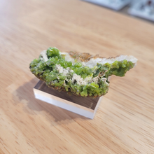 Charger l'image dans la galerie, Pyromorphite sur socle