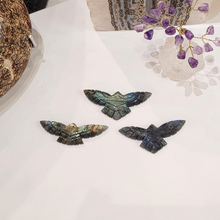 Charger l'image dans la galerie, Aigle sculpté en Labradorite