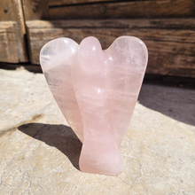 Charger l'image dans la galerie, ange sculpté en quartz rose