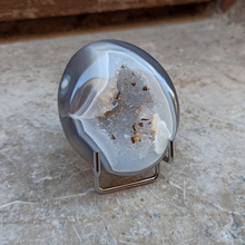 Charger l'image dans la galerie, Cœur d'agate cristallisé sur présentoir