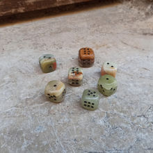 Charger l'image dans la galerie, Dés à jouer en pierres naturelles