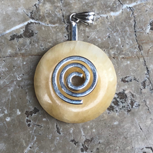 Charger l'image dans la galerie, disque bi en calcite jaune avec attache spirale