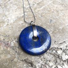 Charger l'image dans la galerie, Pendentif Disque Bi Lapis Lazuli 4 cm