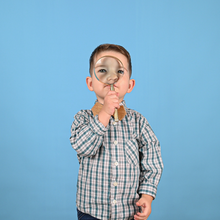 Charger l'image dans la galerie, enfant qui collectionne les minéraux