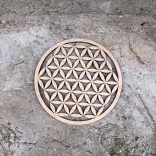 Charger l'image dans la galerie, Fleur de vie en bois 15 cm