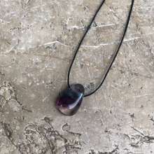 Charger l'image dans la galerie, Pendentif Fluorite percé avec cordon