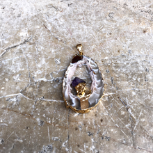 Charger l'image dans la galerie, pendentif geodinos et amethyste