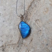 Charger l'image dans la galerie, Pendentif Labradorite Bleue