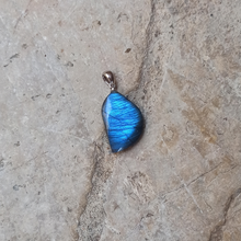 Charger l'image dans la galerie, Pendentif Labradorite Bleue