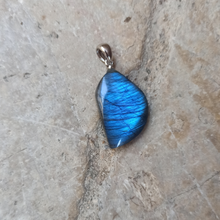 Charger l'image dans la galerie, pendentif labradorite reflets bleus