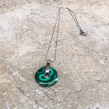 Charger l'image dans la galerie, pendentif-malachite-donut