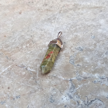 Charger l'image dans la galerie, Pendentif Unakite pointe enfant