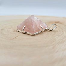 Charger l'image dans la galerie, Pendentif Pyramide Quartz Rose