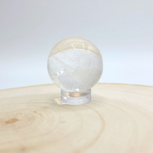 Charger l&#39;image dans la galerie, Petite Sphère en Cristal de Roche (diamètre 3cm)
