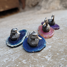 Charger l'image dans la galerie, Canards en étain sur agate