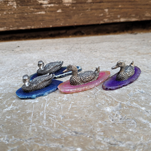 Charger l'image dans la galerie, Canards en étain sur agate
