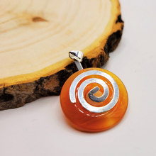 Charger l'image dans la galerie, Pendentif Disque Bi avec Spirale en Cornaline