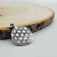 Charger l'image dans la galerie, Petit pendentif fleur de vie