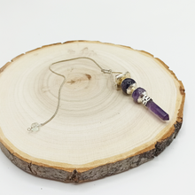 Charger l'image dans la galerie, Pendule pointe améthyste,Pierre de la sagesse et de l'humilité Elle symbolise l'élévation de l'esprit. Sa couleur violette favorise la méditation profonde.