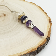 Charger l'image dans la galerie, Pendule pointe améthyste,Pierre de la sagesse et de l'humilité Elle symbolise l'élévation de l'esprit. Sa couleur violette favorise la méditation profonde.