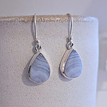 Charger l'image dans la galerie, Boucles d'oreilles Goutte en Calcédoine montées sur Argent