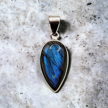 Charger l'image dans la galerie, Pendentif Labradorite monté sur Argent