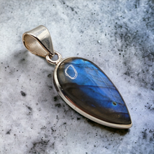Charger l'image dans la galerie, Pendentif Labradorite monté sur Argent