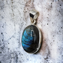 Charger l'image dans la galerie, Pendentif Ovale Labradorite monté sur Argent
