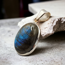 Charger l'image dans la galerie, Pendentif Ovale Labradorite monté sur Argent