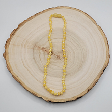 Charger l'image dans la galerie, Collier Ambre Bébé perles opaques fermoir à vis
