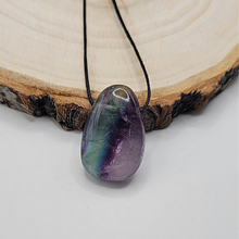 Charger l'image dans la galerie, Pendentif Fluorite percé avec cordon