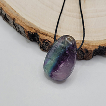 Charger l'image dans la galerie, Pendentif Fluorite percé avec cordon