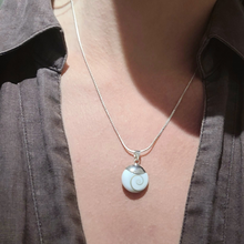Charger l'image dans la galerie, Pendentif Œil de Lucie -Monté sur Argent porté sur une jeune femme