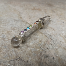 Charger l'image dans la galerie, baguette cristal de roche 7 chakras