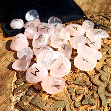 Charger l'image dans la galerie, Jeu de Runes en Quartz Rose