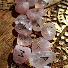 Charger l'image dans la galerie, Jeu de Runes en Quartz Rose