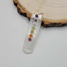 Charger l'image dans la galerie, Pendentif Cristal de roche et 7 Chakras