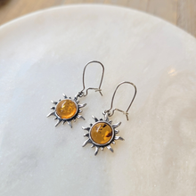 Charger l'image dans la galerie, Boucles soleil ambre jaune sur argent
