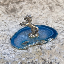 Charger l'image dans la galerie, Petit cheval en Etain sur Agate
