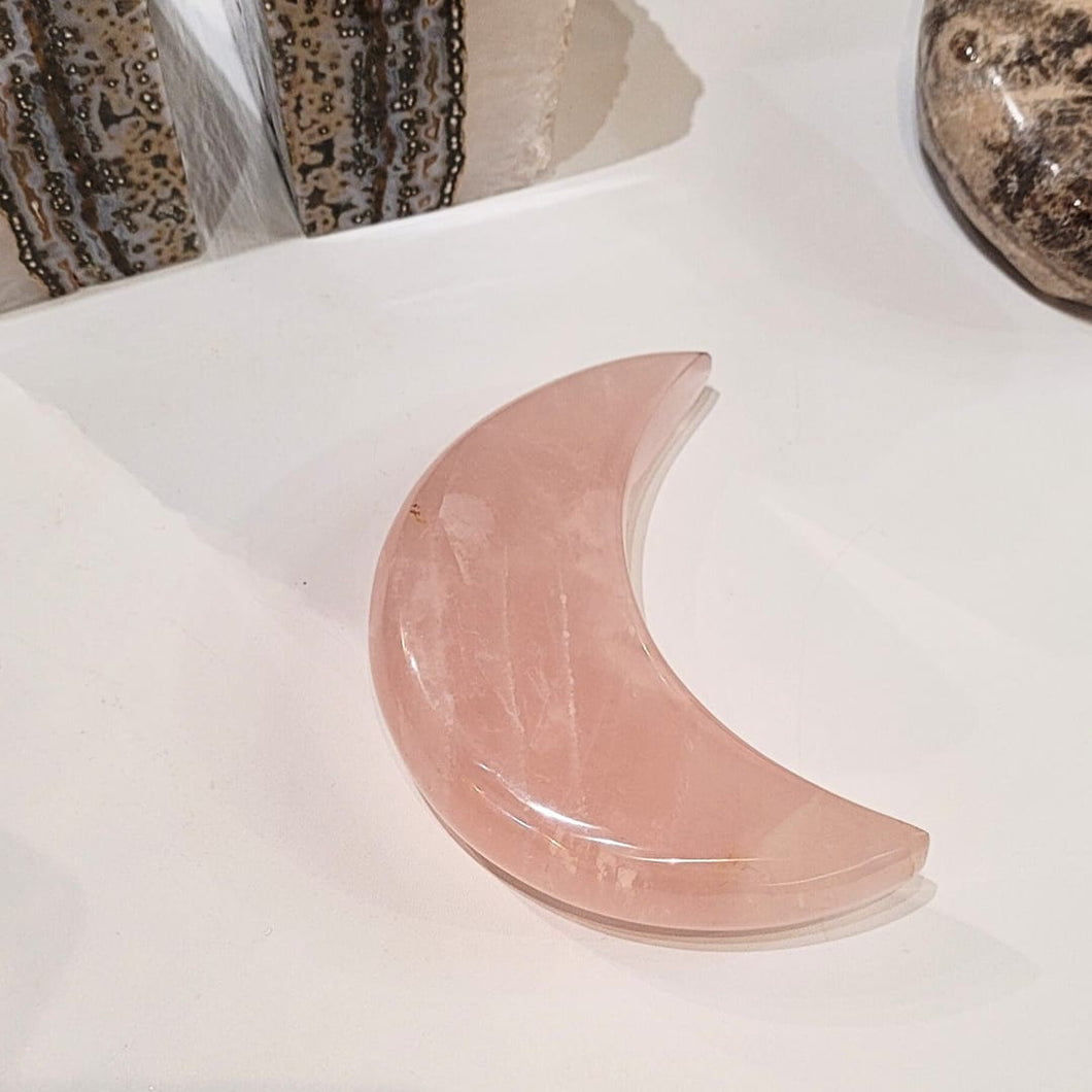 lune sculptée en quartz rose