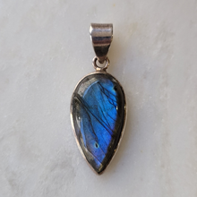 Charger l'image dans la galerie, pendentif labradorite goutte renversée sur argent

