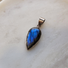 Charger l'image dans la galerie, pendentif labradorite goutte renversée sur argent
