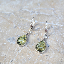 Charger l&#39;image dans la galerie, boucles d&#39;oreille en ambre vert
