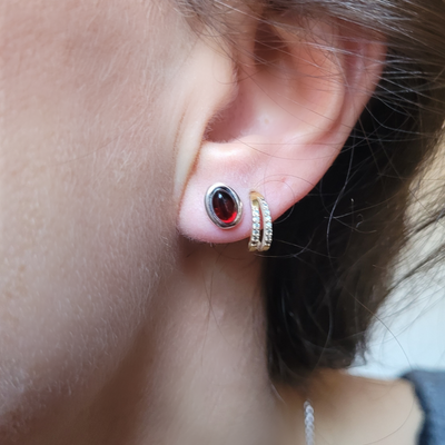 Boucles d'oreilles puces en Ambre Rouge montées sur Argent