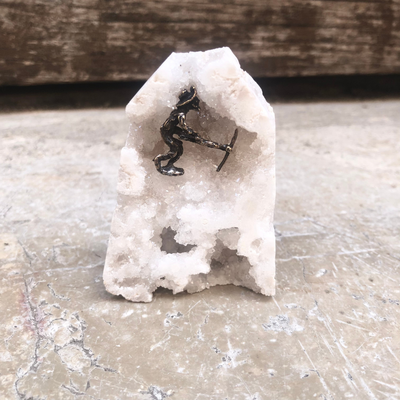 Figurine chercheur d'or en Etain sur Quartz