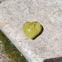 Charger l&#39;image dans la galerie, coeur opale verte de madagascar

