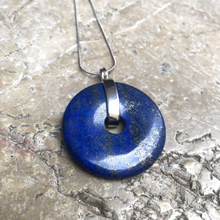 Charger l&#39;image dans la galerie, Pendentif Disque Bi Lapis Lazuli 4 cm
