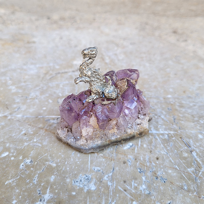 Dragon en Etain sur Améthyste - Pièce unique