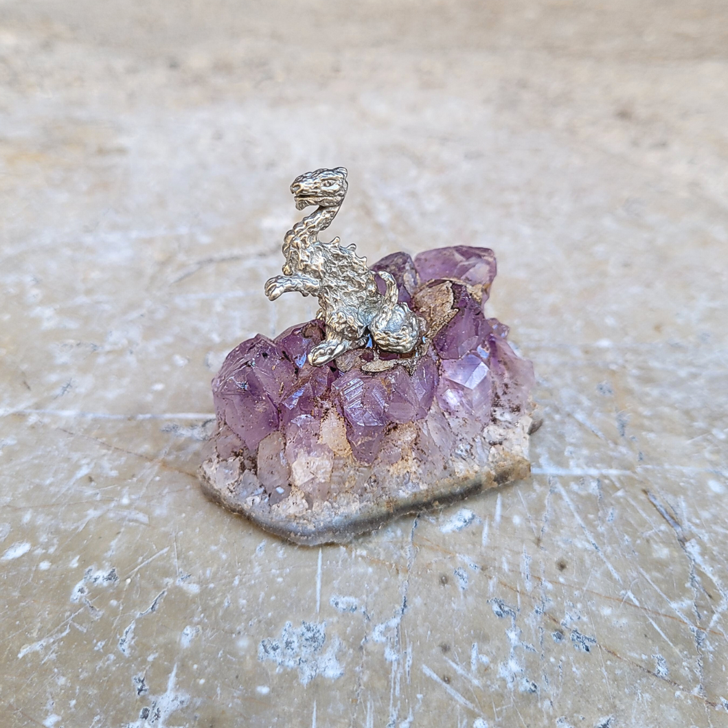 Dragon en Etain sur Améthyste